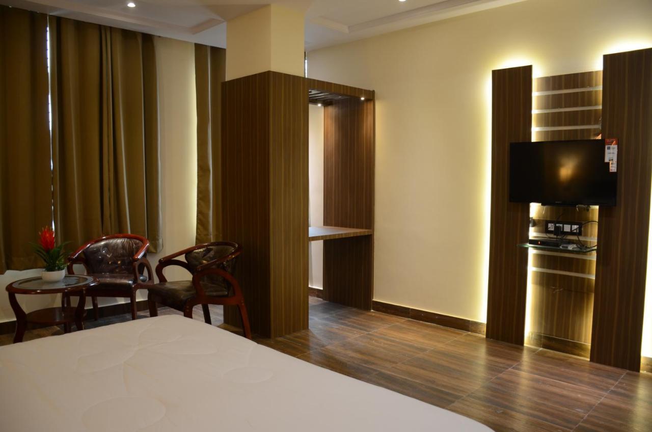 Hotel Puja Residency Varanasi Esterno foto
