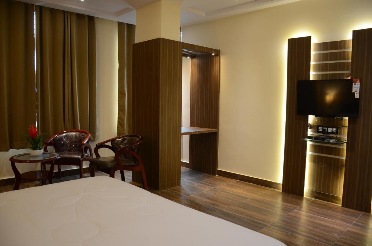 Hotel Puja Residency Varanasi Esterno foto